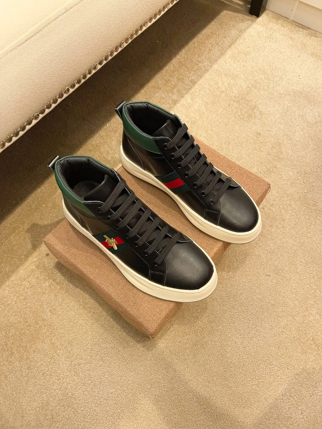 Factory price 440 [Gucci] Gucci's latest high-top casual Korean-style men's shoes, brand new autumn and winter design, perfect workmanship, cabinet quality, upper: cowhide material, leather lining; soft and comfortable, rubber outsole ultra-light, wear-resistant, simple, versatile fashion men's shoes, color optional, size 38--44